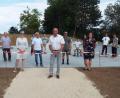 Bild: e
Der neue Skatepark in Kümmersbruck ist eröffnet. Das Band durchschneiden Bürgermeister Roland Strehl (Mitte), Helena Schubert (rechts daneben) und dies gemeindliche Jugendbeauftragte Sonja Finsterer (rechts).