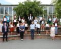 Bild: hai
Die erfolgreichen Absolventen der Werner-Porsch-Mittelschule mit den Jahrgangsbesten Jana Bauer, Emily Popp Cemre Ülker, Projektprüfungsbesten Benjamin Schott, Emily Popp und Lisa Geier, Rektorin Hedwig Forster, Klassenleiter und Konrektor Christian Hanauer, Elternbeiratsvorsitzender Heike Geier und Rathauschef Christian Porsch (vorne von rechts).