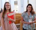 Bild: mab
Sina Priehäußer (links) und Rosalie Maierhofer (rechts) übergaben die Spende an Jana Malina (Mitte).