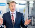 Bild: Matthias Balk
Oliver Zipse hat neue Klimaschutzziele für den Autobauer BMW verkündet. Foto: Matthias Balk/dpa