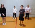 Bild: Dreifaltigkeits-Mittelschule/exb
Aus der 9b als Beste geehrt wurden (von links) Kristina Baidin, Jahrgangsbester Ayoub Alsalehal sowie (rechts) Artur Freis, hier mit ihrer Klassenlehrerin Steffi Dehnert.