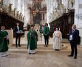 Bild: hmr
Mit herzlichen Dankesworten, Geschenken und den besten Wünschen für den neuen Wirkungskreis wurde Pfarrvikar Markus Hochheimer bei einem Festgottesdienst in der Basilika verabschiedet. Von links Stadtpfarrer Thomas Vogl, Andreas Grillmeier, Pfarrvikar Markus Hochheimer, Sabine Ernstberger, Schwester Raphaela und Dritter Bürgermeister Markus Scharnagl.