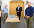 Bild: Susanne Schwab, Stadt Amberg/exb
Museumsleiterin Julia Riß (von links), Künstler Walter Heiter, Bürgermeister Martin Preuß und Kulturreferent Fabian Kern mit dem Bild, das von nun an zum Bestand des Stadtmuseums zählt.