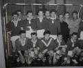 Bild: gpa
Im Spiel gegen die Mannschaft des Augustiner-Seminars Anfang der 1960 Jahre setzte es für die Kirchenthumbacher Kicker eine krachende Niederlage. Im Bild (stehend, von links) Ludwig Schneider, Sepp Seidl, Schorsch Bernhardt, Fritz Fürk, Pater Albrecht und Raimund Uhl (rechts) sowie (vorne, von links) Reinhold Bernhardt, Sepp Kellner, Günter Ehler, Georg Kausler, Siegfried und Helmut Thurn sowie einige der Augustiner-Schüler.