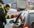 Bild: Armin Weigel/dpa
Christian Doleschal fordert Kompensationen für die Grenzschließung: Ein Feuerwehrmann aus Tschechien misst die Temperatur eines Einreisenden.