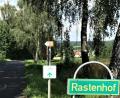 Bild: cr
Übersichtlich hat Wolfgang Harbig vom OWV den Wanderweg der Goldenen Straße über den Rastenhof umgeleitet und klar beschildert. Der Böhmische Löwe auf rotem Grund zeigt die neue Richtung.