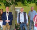 Bild: Hirsch
Abschiedsfeier unter dem Ahornbaum im Lesegarten der Stadtbibliothek: Das Bild zeigt von links: Susanne Lehnfeld, Leonie Flachsmann, Andreas Feller, Alfred Wolfsteiner, Jürgen Liebl und Angela Wolfsteiner.