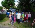 Bild: njn
Polizeihauptmeister Carsten Landgraf mit einer von zwei Gruppen der Vorschulkinder des Kindergartens Kunterbunt in Erbendorf bei der Verkehrserziehung.
