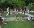 Bild: jr
Mit einem Konzert im Freien verabschiedete sich der Nachwuchs der Blockflötengruppe der Stadtkapelle Mitterteich in die Sommerpause. Unter der Leitung von Christa Hinz zeigten die elf Kinder, was sie gelernt haben. An der Gitarre begleitete Julian Hinz (links) das Ensemble.