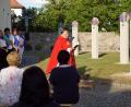 Bild: bkr
Pfarrer Reinhard Forster (links) weihte den Gebetsweg neben der Kirche in Kirchenpingarten. Die fünf Stelen hat Erwin Otte (rechts) aus buntem Glas und Flossenbürger Granit gefertigt.