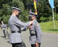Bild: frd
Auszeichnung mit Maske: Der scheidende Kompaniechef Marcus Eckert (rechts) erhält durch Oberstleutnant Andreas Bleek die Ehrennadel des Panzergrenadierbataillons 122 überreicht.