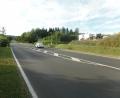 Bild: br
Anstelle der Fahrbahnmarkierung (Bildmitte) auf der Staatsstraße 2181 soll eine Überquerungshilfe in Anbindung der Ortsstraße „Am Steinbruch“ des Gewerbegebietes zum Fichtelnaabradweg errichtet werden um für Fußgänger und Radfahrer ein sicheres Überqueren der Staatsstraße zu gewährleisten.