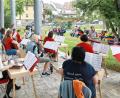 Bild: JOCHEN NEUMANN 
ERBENDORF
Über 100 Gäste lauschten den Saiten-Klänge im Stadtpark bei dem spontanen Konzert des Erbendorfer Zitherclubs.