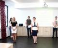 Bild: wro
Bei einer Pressekonferenz stellten (von links) Melda Yayar, Paula Mai, Oberstudienrätin Ute Döhler, die stellvertretende BSZ-Leiterin Martina Auer-Bertelshofer, Kean Kökten, Thomas Frischholz und Programmier-Lehrer Thilo Bareuther die neue App vor.