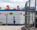 Bild: Armin Weigel
Nach einer Masseninfektion auf dem Bauernhof stehen fast 500 Menschen unter Quarantäne und dürfen das Betriebsgelände nicht mehr verlassen. Foto: Armin Weigel/dpa