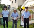Bild: jma
Armin Prischenk (rechts) und Martin Langer (links) gratulieren Josef Schmid im Namen aller Feuerwehrkameraden mit einem Geschenk zum 80. Geburtstag.