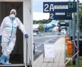 Bild: Marius Becker/dpa
Ein Mitarbeiter des Corona-Testzentrum am Flughafen Köln/Bonn wartet auf "Kundschaft". Urlaubsheimkehrer stellen ein potenzielles Risko dar.
