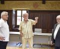 Bild: sck
Zweiter Bürgermeister Norbert Gradl und Stadtchronist Rudolf Weber (von links) zeigen Stromer-Nachfahr Mathias Fritsch den Sitzungssaal des Rathauses mit dem Stromer-Wappen im Hintergrund.
