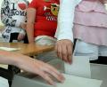 Bild: Patrick Seeger/dpa
Drei junge Frauen geben ihre Stimmen ab.