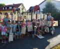 Bild: grm
Mit ihrer Verkaufsaktion von selbstbemalten Einkaufstaschen unterstützen die Irchenriether Kindergartenkinder ihre Altersgenossen in Ruanda. Stolz präsentieren die Kleinen mit Leiterin Sabine Fillinger (hinten, rechts) und Anna Gall (hinten, links) ihre „Kunstwerke“ und hoffen auf großen Erfolg.