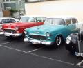 Bild: e
Zwei Chevrolet aus dem Jahr 1955, daneben ein schwarzer Ford aus dem Jahr 1940: Oldtimer wie diese haben die Besucher des Frühschoppens im Kummert-Bräu zu Gesicht bekommen.