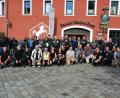 Bild: jr
Beste Laune beim Fototermin mit fünfzig Bikern, die Station in Konnersreuth machten und drei Tage blieben. Schon seit 2012 ist der Gasthof Schiml Station und Heimat dieser Tour unter dem Motto „10vor8“. Die Biker kommen aus dem gesamten Bundesgebiet und loben vor allem die bayerische und oberpfälzische Gastfreundschaft.