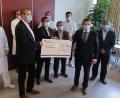 Bild: Kunz
Der türkische Generalkonsul Serdar Deniz (Mitte) überreicht an Vertreter des Klinikums einen Scheck über 4500 Euro, einzulösen in Weidener Restaurants.