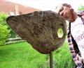 Bild: ubb
Eine Holzscheibe, fein geschliffen, und ein Glaseinsatz: Schon ist ein Hingucker für den Garten fertig. Und die Freunde werden staunen.