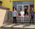 Bild: tat
Jakob Radolf, Marc Irmscher und Stefan Heindl (von links) sind die Schnaittenbacher Schulbesten im Quali. Sie überzeugen Klassenleiterin Silke Saller (oben rechts) und Rektorin Michaela Bergmann besonders.