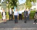 Bild: hcz
Die Leiter der Ortsverkehrswacht PD Klaus Müller und Josef Wittmann mit ihren Vorstandskollegen sowie Stadträtin Stefanie Sperrer (vorne, rechts) und Alois Lukas (hinten, Mitte) sowie Margit Walter vom Schulamt Neustadt/Weiden (vorne, links).