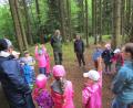 Bild: fks
Ranger Jonas und Rangerin Marie erlbeten hier mit den Kindern der "Roten Gruppe" den Wald mit ganz anderen Augen.