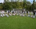 Bild: jr
34 Kinder nahmen auf Einladung des ATS Mitterteich an der fünftägigen Real-Madrid-Fußballschule in Steinmühle teil. Im Bild (von links) Sportstadtverbandsvorsitzender Peter Haibach, Zweiter Bürgermeister Johann Brandl, die beiden Trainer Ercüment Mus und Tim Blaga sowie ATS-Vorsitzender Andreas Dreßel und Bürgermeister Stefan Grillmeier.