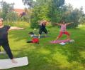 Bild: fjo
Das wiesenähnliche Gartengrundstück bei der VHS-Herberge bietet ideale Voraussetzungen, um Kurse im Freien anbieten und durchführen zu können. Die Yoga-Gruppe macht davon regelmäßig Gebrauch.