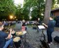 Bild: bey
Die Band "Treibhauz" hat bei der Serenade im Park der Stützelvilla ihren ersten Auftritt heuer. Dem Publikum gefiel's.