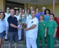 Bild: dob
Der hölzerne Florian aus dem Krankenhaus Vohenstrauß, der in den 125 Jahren seine schützende Hand über das Haus hielt, wandert nun weiter zur Stützpunktfeuerwehr und erhält dort eine neue Unterkunft. Das Aus der Klinik ist besiegelt.