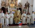Bild: aun
Insgesamt sechs Kinder feiern Erstkommunion in Utzenhofen (vorn, von links): Leopold Fromm, Tobias Wittmann, Timm Eichhorn, Pfarrer Peter Lungu, Simon Geitner, Noah Singer, Elias Franz sowie Pfarrgemeinderatssprecherin Gudrun Fischer (hinten).