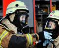 Bild:  Paul Zinken/dpa
Einsatz mit schwerem Atemschutz (Symbolbild): Für die Ehrenamtlichen der Feuerwehr ist das Schwerstarbeit. Und die ist nicht selbstverständlich.