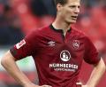 Bild: Daniel Karmann/dpa
Patrick Erras zieht das Club-Trikot aus.