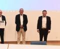 Bild: Wieder
Wirtschaftsprüfer Andreas Pritschet und SGW-Geschäftsführer Günther Kamm (von links) ehren den ausscheidenden Aufsichtsrat und ehemaligen Rechtsdezernenten Hermann Hubmann sowie den nicht mehr für den Aufsichtsratvorsitz kandidierenden Oberbürgermeister a. D. Kurt Seggewiß. Oberbürgermeister Jens Meyer ist neuer Aufsichtsratschef und Sozialdezernent Wolfgang Hohlmeier neuer Aufsichtsrat.