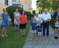 Bild: jr
Diamantene Hochzeit feierten am Donnerstag Elisabeth und Hans Stingl (Mitte). Dazu gratulierten unter anderem (von links) Enkelin Felicitas, Tochter Michaela, Enkelin Veronika, Tochter Patrizia (hinten) und Bürgermeister Stefan Grillmeier (hinten rechts) sowie (vorne, von links) die Urenkel Anton, Xaver, Larissa und Benedikt.