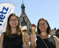 Bild: Petra Hartl
Anja (23, links) und Martina (27) aus Hohenburg lassen sich am Amberger Marktplatz eine Tüte Eis gesponsert von Oberpfalz-Medien schmecken.