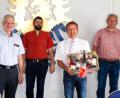 Bild: njn
24 Jahre lang war Bürgermeister a. D. Hans Donko (mitte) Schulverbandsvorsitzender. Bei der Sitzung wurde er durch (von links) seinen Nachfolger Bürgermeister Johannes Reger, Schulversammlungsmitglied Fabian Keppler-Stobrawe, Bürgermeister Werner Prucker und Bürgermeisterin Marion Höcht verabschiedet.