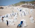 Archivbild: Christian Charisius/dpa
Strandkörbe stehen am Strand von Westerland auf Sylt in Schleswig-Holstein. Derzeit brauchen dort Einreisende aus dem bayerischen Landkreis Dingolfing-Landau einen negativen Coronatest.