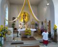 Bild: rfi
In der prachtvoll geschmückten Marienkirche in Kleinschwand zelebrieren Pfarrer Wilhelm Bauer (Zweiter von links) und Diakon Norbert Hammerl (links) den Festgottesdienst.