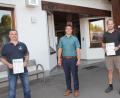 Bild: frd
An die beiden anwesenden Kommandanten, den ersten Kommandanten der Feuerwehr Lind, Stefan Pronold (rechts) und den zweiten Kommandanten der Obermuracher Wehr, Michael Albang (links), übergab Bürgermeister Rudolf. J. Teplitzky die Bestellungsurkunden.