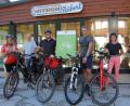 Bild: kro
Sie rühren kräftig die Werbetrommel für den "Witron-Kiosk" und die E-Bike-Ladestation im Skilanglaufzentrum: (von links) Ricarda Näger-Schöberl, Georg Sigritz, Jürgen Mark, Stefan Gmeiner sowie Monika und Rudi Pannrucker.