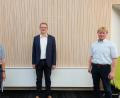 Bild: ohr
Stellvertretender Vorsitzender des Zweckverbandes zur Wasserversorgung der Pretzabrucker Gruppe, Georg Köppl (links), leitet die Versammlung im großen Sitzungssaal des Marktes Schwarzenfeld bis zum Abschluss der Neuwahl. Der Ausscheidende gratuliert Bürgermeister der Gemeinde Schwarzach, Franz Grabinger (Mitte), zum Vorsitzenden und Amtskollegen Markus Schiesl, Altendorf (rechts), zum Stellvertreter.

. x
