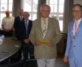 Bild: pz
Bürgermeister Bernd Sommer überreichte Karl-Hans Hofmann (Zweiter von rechts) bei der Feierstunde im Rathaus die Versetzungsurkunde in den Ruhestand. Mit dabei waren die Vertreter der Stadtratsfraktionen sowie die Bürgermeister-Stellvertreter sowie die Abteilungsleiter der Stadtverwaltung.
