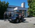 Bild: vsr
Der Krummennaaber Glückspilz Anton Schmidt und seine Frau (beide rechts) freuen sich über ihren Gewinn, einen nagelneuen Mini Cooper SE Countryman im Wert von über 44.000 Euro. Geschäftsstellenleiter Harald Birk (links) und Individualkundenbetreuer Thomas Wenning (Zweiter von links) gratulierten den glücklichen Gewinnern.