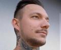 Bild: ref
Am Hals einen Adler: Christopher Sommerer hat nur noch wenige freie Stellen am Körper - ohne Tatttoos.